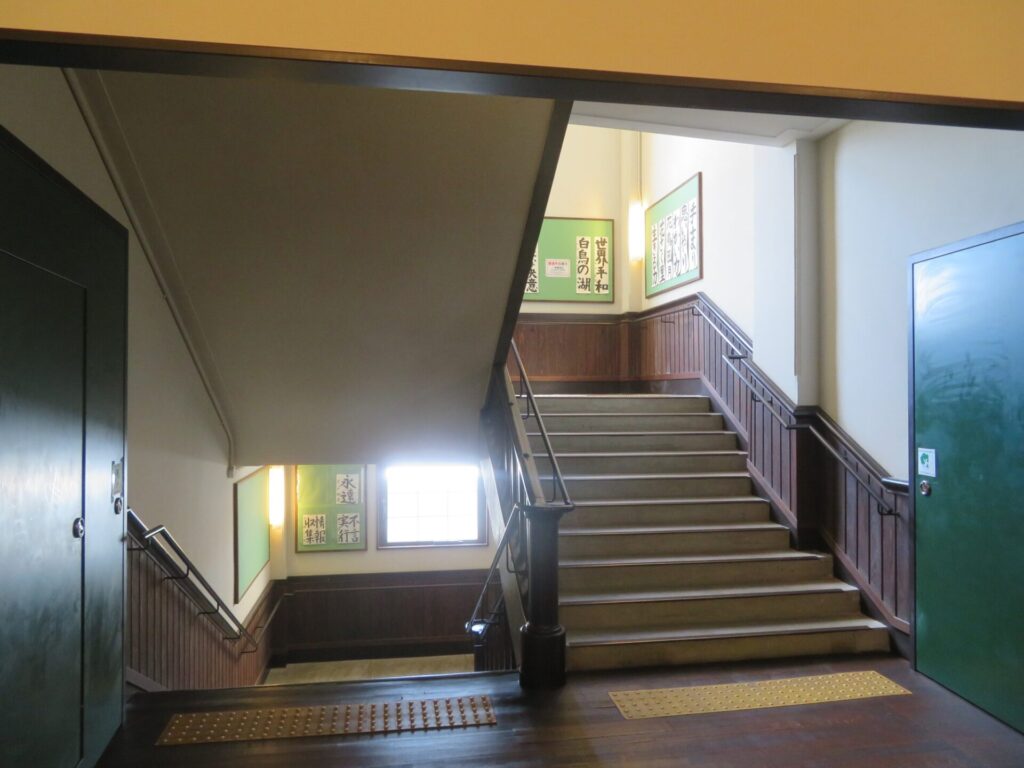 学校の古い階段